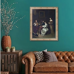 «Музыкальная вечеринка» в интерьере гостиной с зеленой стеной над диваном