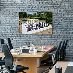 «Большие шахматы в парке» в интерьере современного офиса с черной кирпичной стеной