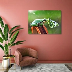 «Зелёная лягушка с зелёным мотыльком на носу» в интерьере современной гостиной в розовых тонах