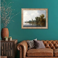 «Река с рыбаками, расставляющими сеть» в интерьере гостиной с зеленой стеной над диваном