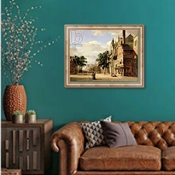 «A Capriccio of a town square» в интерьере гостиной с зеленой стеной над диваном