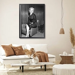 «Monroe, Marilyn 26» в интерьере светлой гостиной в стиле ретро