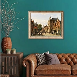 «Holländische Stadtansicht im Sommer» в интерьере гостиной с зеленой стеной над диваном