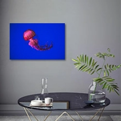 «Розовая медуза в синем океане» в интерьере современной гостиной в серых тонах