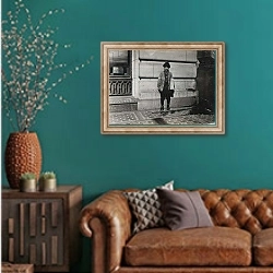 «Newsboy, 1909» в интерьере гостиной с зеленой стеной над диваном