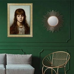 «Набросок девушки» в интерьере классической гостиной с зеленой стеной над диваном
