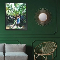 «Coconut Shade, 2014,» в интерьере классической гостиной с зеленой стеной над диваном