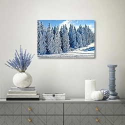 «Ели под снегом» в интерьере современной гостиной с голубыми деталями