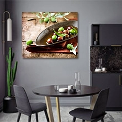 «Зеленые и зрелые оливки в чаше на столе» в интерьере современной кухни в серых цветах