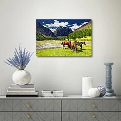 «Россия, Алтай. Горный пейзаж с лошадьми» в интерьере современной гостиной с голубыми деталями