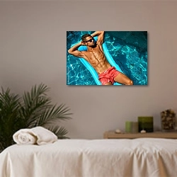 «Загорелый мужчина в солнцезащитных очках в бассейне» в интерьере салона красоты
