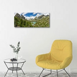 «Россия, Алтай. Панорама с озером в центре» в интерьере светлой комнаты с желтым креслом