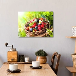 «Свежие ягоды в корзинке на траве» в интерьере кухни над обеденным столом с кофемолкой