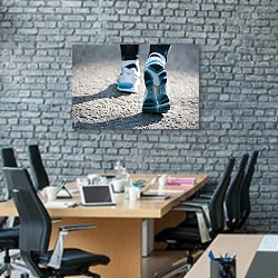 «Обувь для занятий бегом» в интерьере современного офиса с черной кирпичной стеной