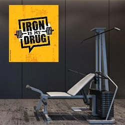 «Iron Is My Drug» в интерьере тренажерного зала в темных тонах