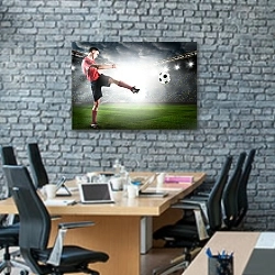 «Футболист 4» в интерьере современного офиса с черной кирпичной стеной