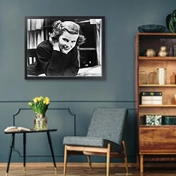 «Hepburn, Katharine 19» в интерьере гостиной в стиле ретро в серых тонах