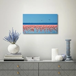 «Озеро розовых фламинго» в интерьере современной гостиной с голубыми деталями