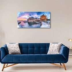 «Красивый закат на вилле у озера Гарда» в интерьере современной гостиной с синим диваном