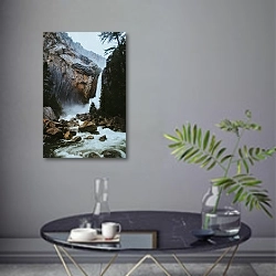 «Водопад с каменистой скалы» в интерьере современной гостиной в серых тонах