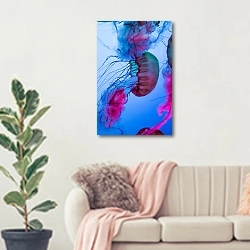 «Разноцветные медузы под водой» в интерьере современной светлой гостиной над диваном