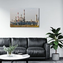 «Нефтеперерабатывающий завод 13» в интерьере офиса в зоне отдыха над диваном