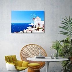 «Греция, Санторини. Кафе у моря» в интерьере современной гостиной с желтым креслом