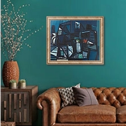 «Komposisjon i blått» в интерьере гостиной с зеленой стеной над диваном