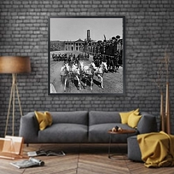 «История в черно-белых фото 1044» в интерьере в стиле лофт над диваном