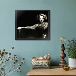 «Dietrich, Marlene 12» в интерьере в стиле ретро с бирюзовыми стенами
