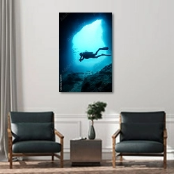 «Дайвер в подводной пещере» в интерьере офиса над креслами для гостей