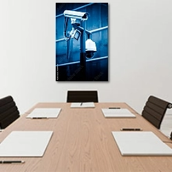 «Столб с видеокамерами» в интерьере офиса над переговорным столом