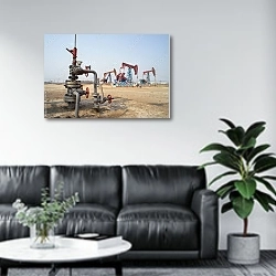 «Нефтяное месторождение 5» в интерьере офиса в зоне отдыха над диваном