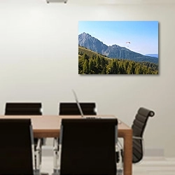 «Полет на параплане над горами» в интерьере конференц-зала над столом