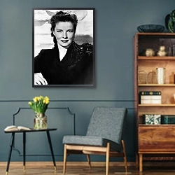 «Hepburn, Katharine 15» в интерьере гостиной в стиле ретро в серых тонах