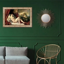 «Danae, c.1554» в интерьере классической гостиной с зеленой стеной над диваном