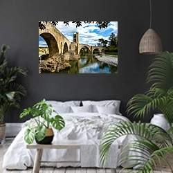 «Испания. Провинция Жирона. Старый мост» в интерьере современной спальни с черными стенами