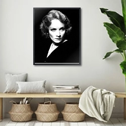«Dietrich, Marlene 4» в интерьере комнаты в стиле ретро с плетеными корзинами