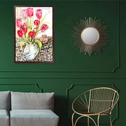 «Tulips in a Rye Jug» в интерьере классической гостиной с зеленой стеной над диваном