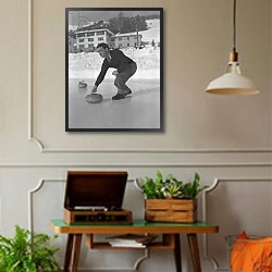 «Curling Game on ice in St. Moritz fot the Winter Olimpics Games, 1950s : Curling ©Archivio Cameraphoto/leemage» в интерьере комнаты в стиле ретро с проигрывателем виниловых пластинок