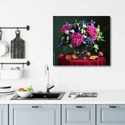 «Букет садовых цветов с персиками на столе» в интерьере кухни над мойкой