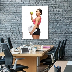 «Девушка с весами и зеленым яблоком» в интерьере современного офиса с черной кирпичной стеной