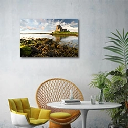 «Ирландия. Замок Дангвайр» в интерьере современной гостиной с желтым креслом