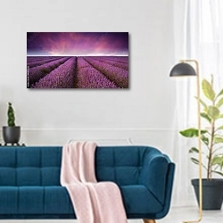 «Розовый закат над полем лаванды» в интерьере современной гостиной над синим диваном