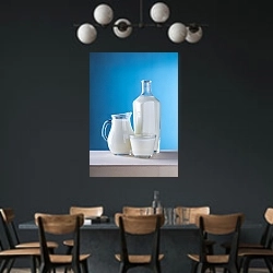«Кувшины с молоком» в интерьере столовой с черными стенами