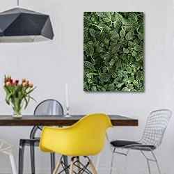 «Ковер из зеленых листьев» в интерьере столовой в скандинавском стиле с яркими деталями