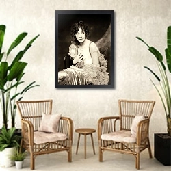 «Brice, Fanny» в интерьере комнаты в стиле ретро с плетеными креслами