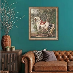«A White Horse» в интерьере гостиной с зеленой стеной над диваном