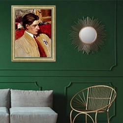 «Self portrait in profile» в интерьере классической гостиной с зеленой стеной над диваном