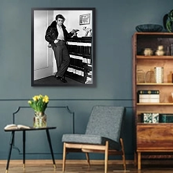 «Dean, James 13» в интерьере гостиной в стиле ретро в серых тонах